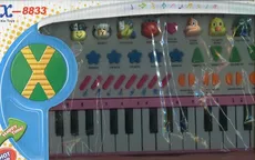 Duży keyboard muzyczne pianinko ze zwierzątkami